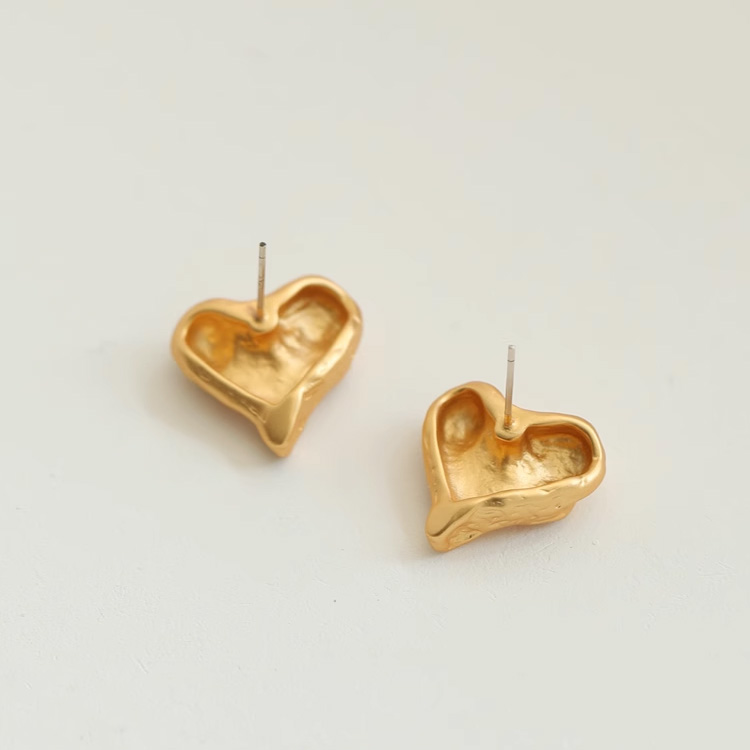 Niche design, hand carved texture, versatile heart, 18k gold-plated earrings for women, small and simple, cool and stylish ear clips